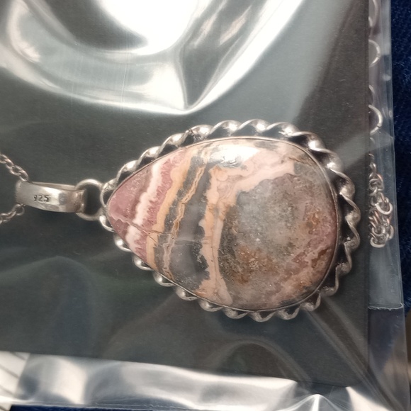 Elegant Multicolor Stone Pendant Necklace - Picture 11 of 11